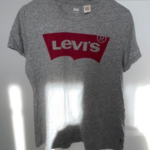 Levi’s t shirt in grey with red logo size M